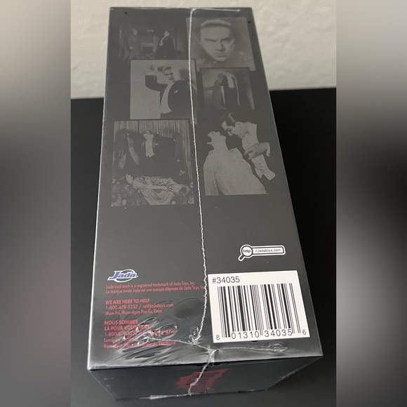 Bela Lugosi Dracula 6" Moveable Figure with Accessories - Picture 5 of 6